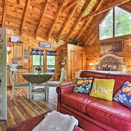 Romantic Gatlinburg Cabin With Hot Tub And Pool Access Apartment Exterior photo