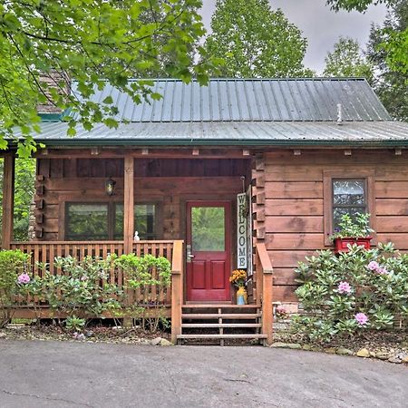 Romantic Gatlinburg Cabin With Hot Tub And Pool Access Apartment Exterior photo