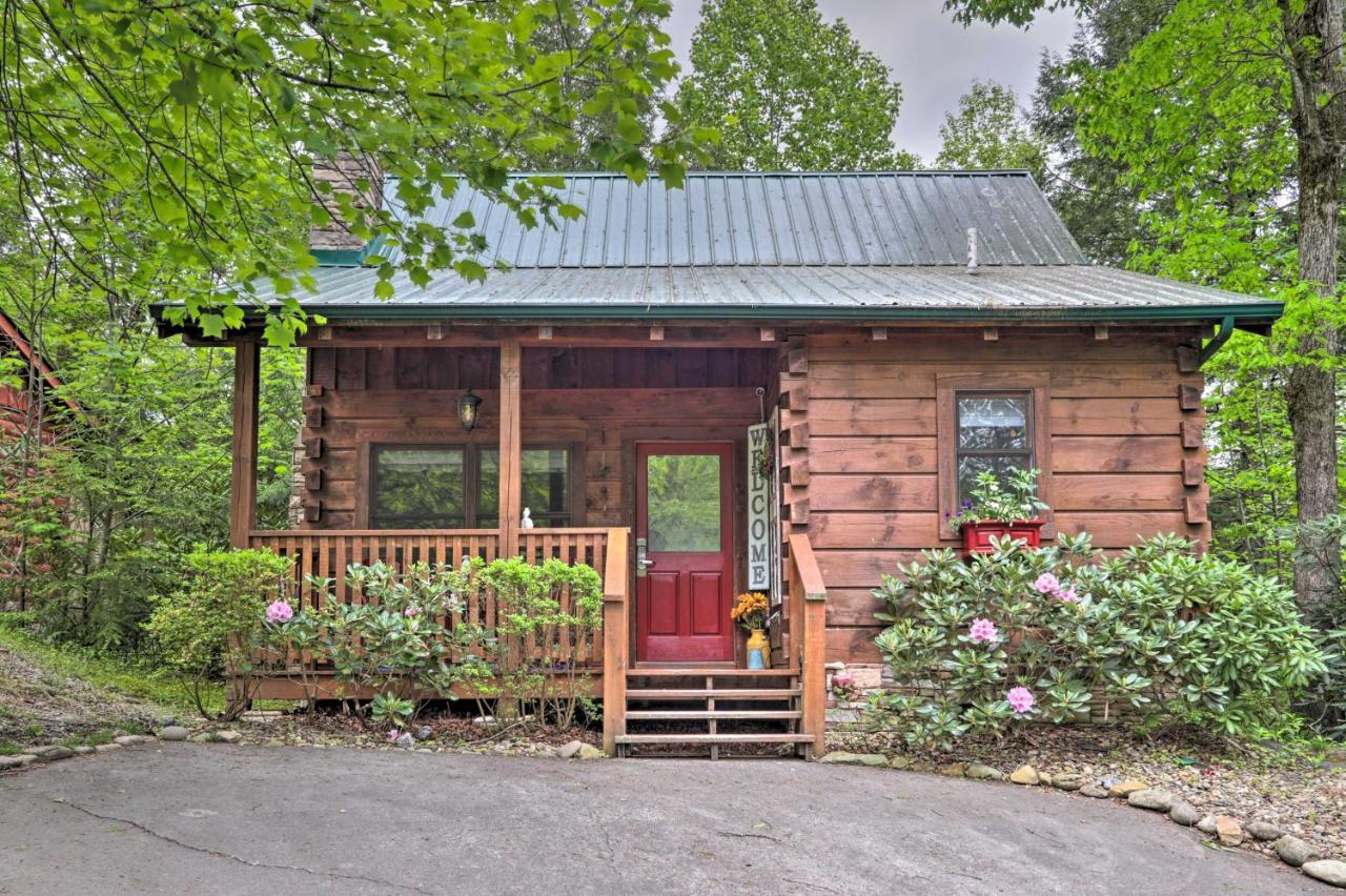 Romantic Gatlinburg Cabin With Hot Tub And Pool Access Apartment Exterior photo